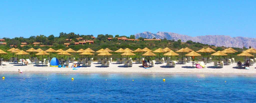 baia salinedda Plage réservée avec chaise-longue et parasols gratuits